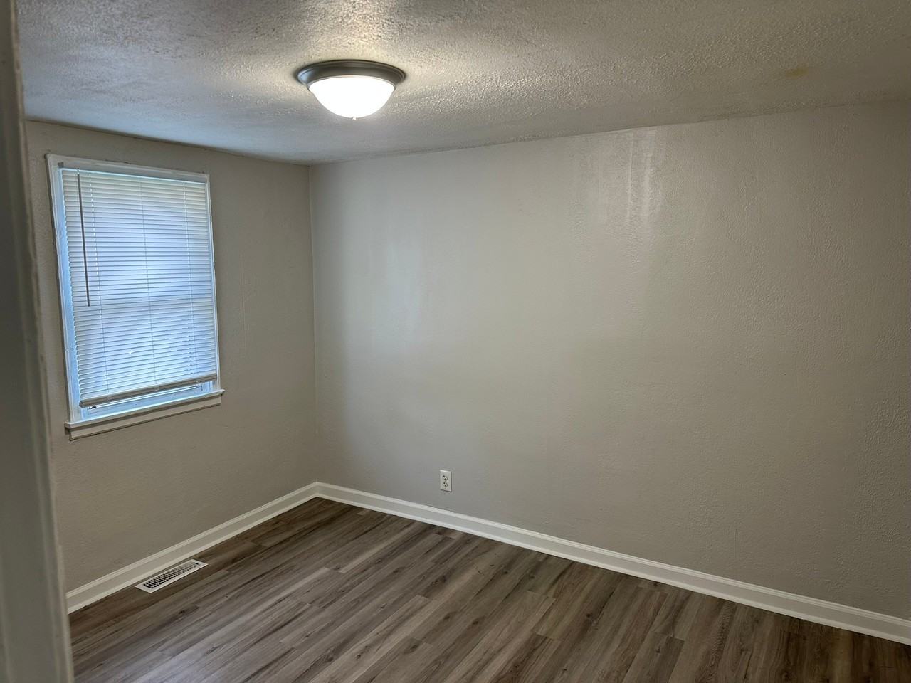 1165 S Drexel Ave - Photo 2 of 8