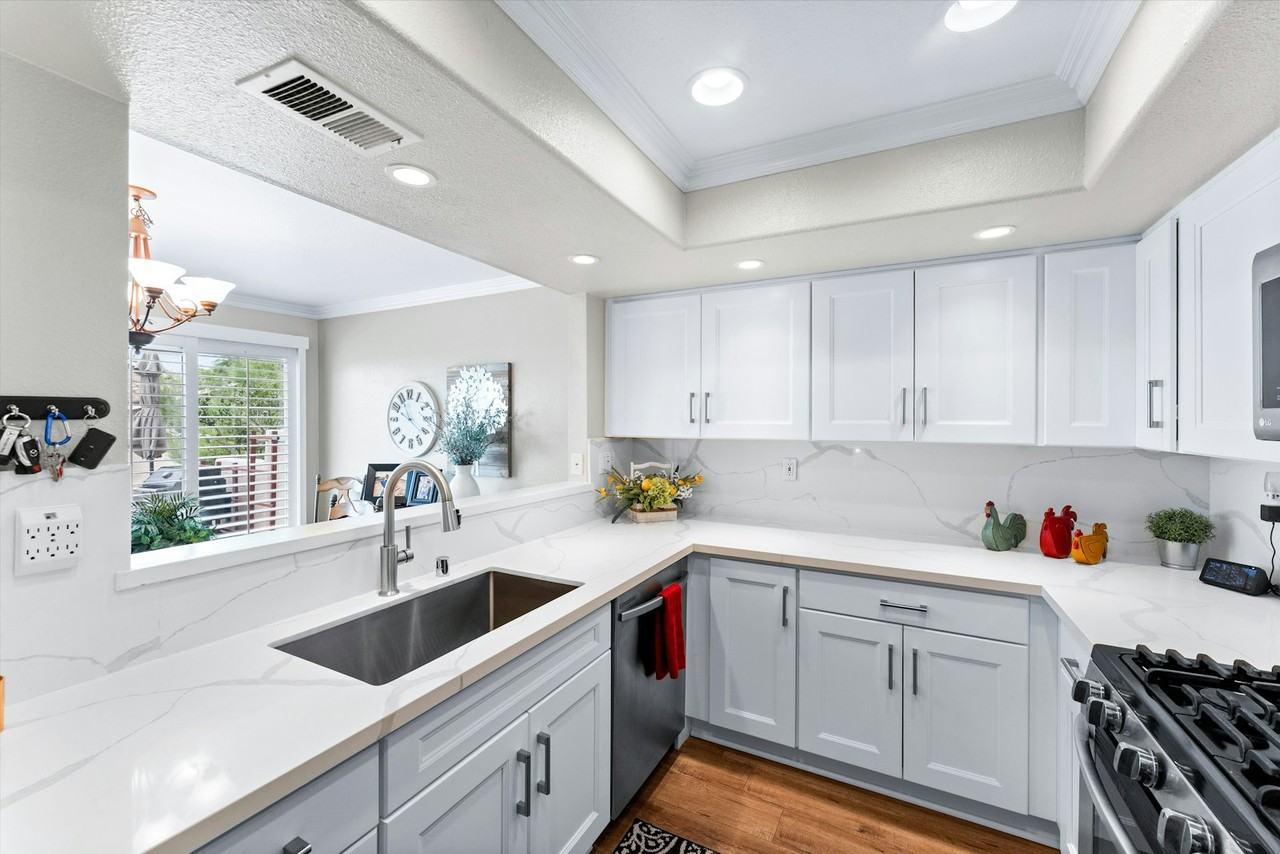 1037 South Daybreak Court - Photo 2 of 44