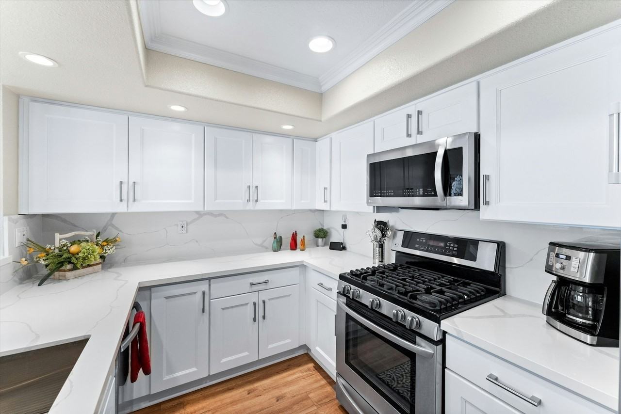 1037 South Daybreak Court - Photo 4 of 44