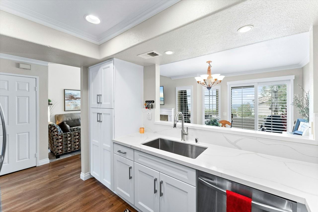 1037 South Daybreak Court - Photo 7 of 44