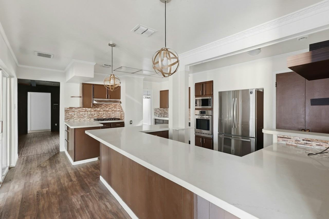 9223 Tooley Drive - Photo 4 of 36