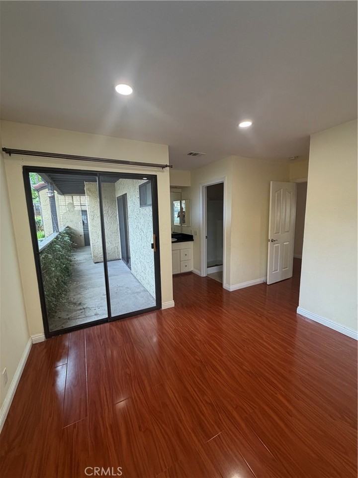 25611 Indian Hill Ln - Photo 4 of 37