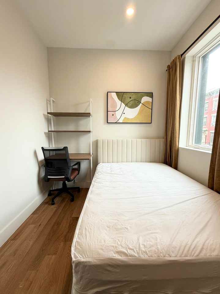 Private Bedroom in 5 Bedroom/2 Bathroom Home - Photo 6 of 11