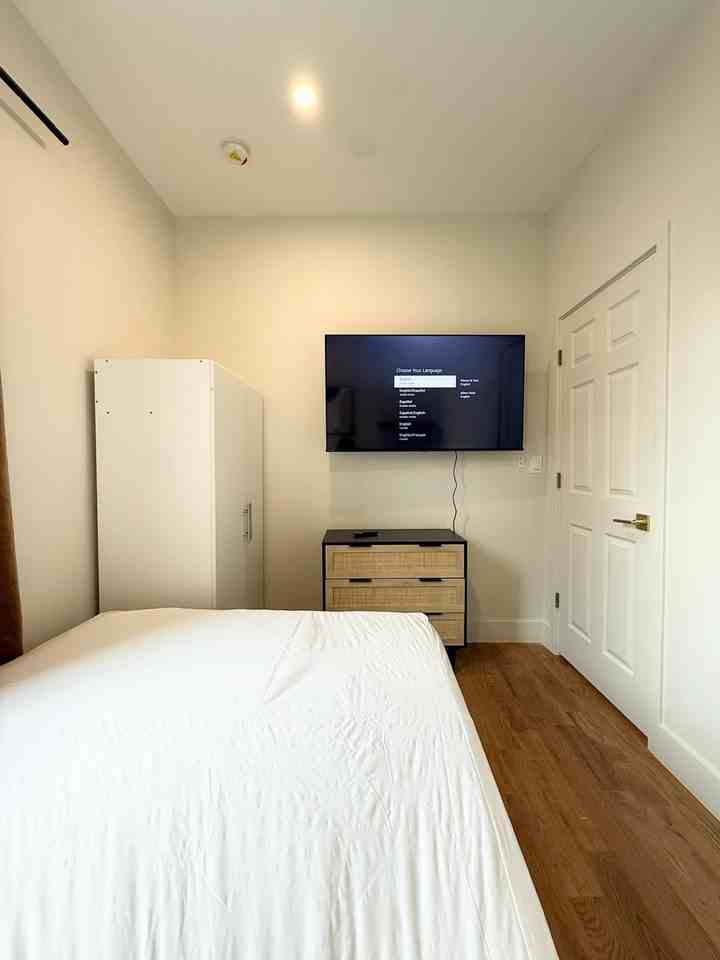 Private Bedroom in 5 Bedroom/2 Bathroom Home - Photo 4 of 11