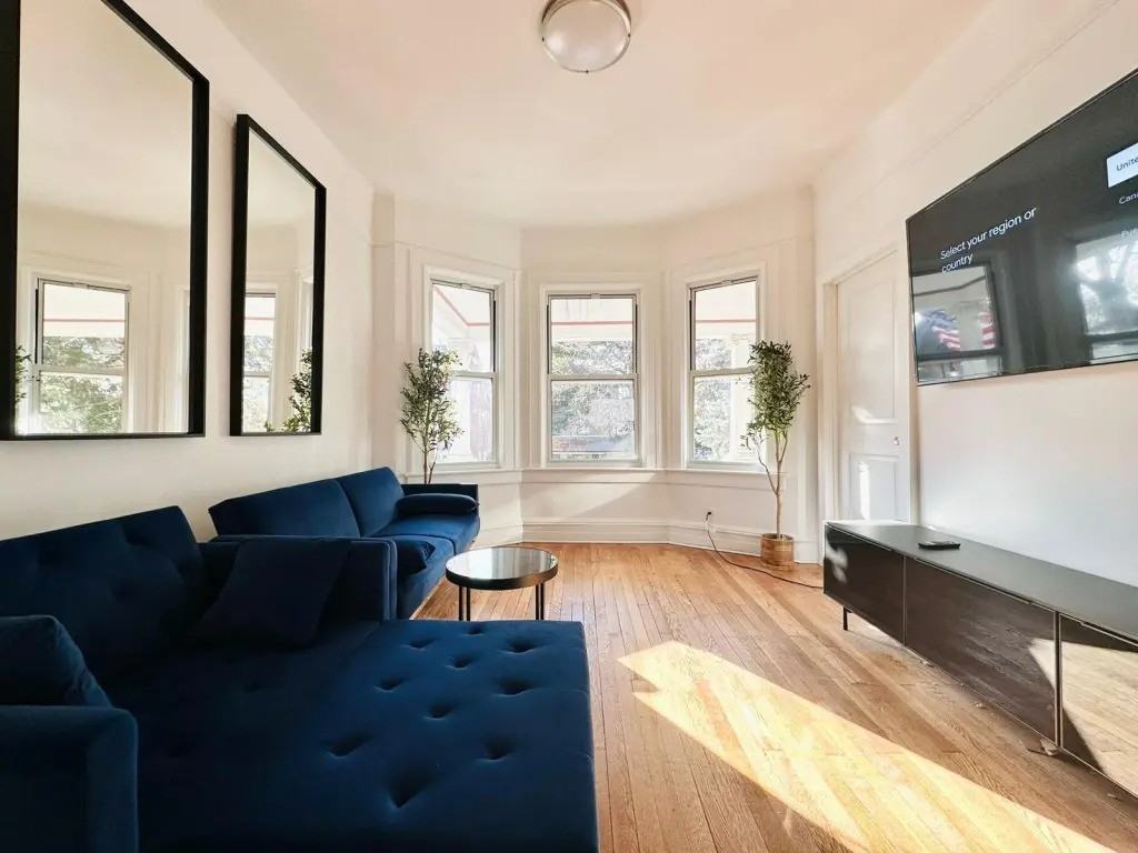Private Bedroom in 5 Bedroom/1.5 Bathroom Home - Photo 2 of 12