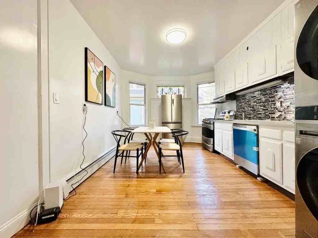 Private Bedroom in 5 Bedroom/1.5 Bathroom Home - Photo 4 of 12