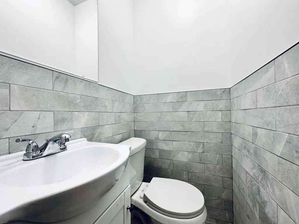 Private Bedroom in 5 Bedroom/1.5 Bathroom Home - Photo 5 of 12