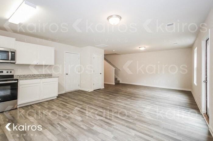 266 Christopher St - Photo 4 of 15