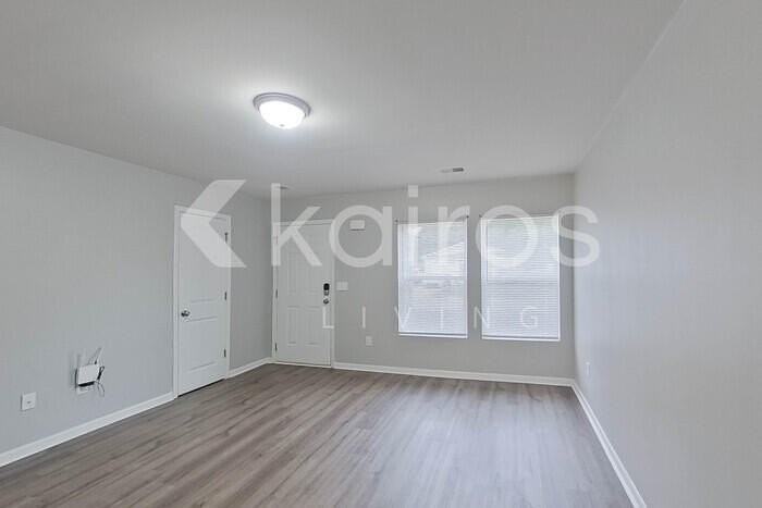305 Cedar Rdg - Photo 3 of 27