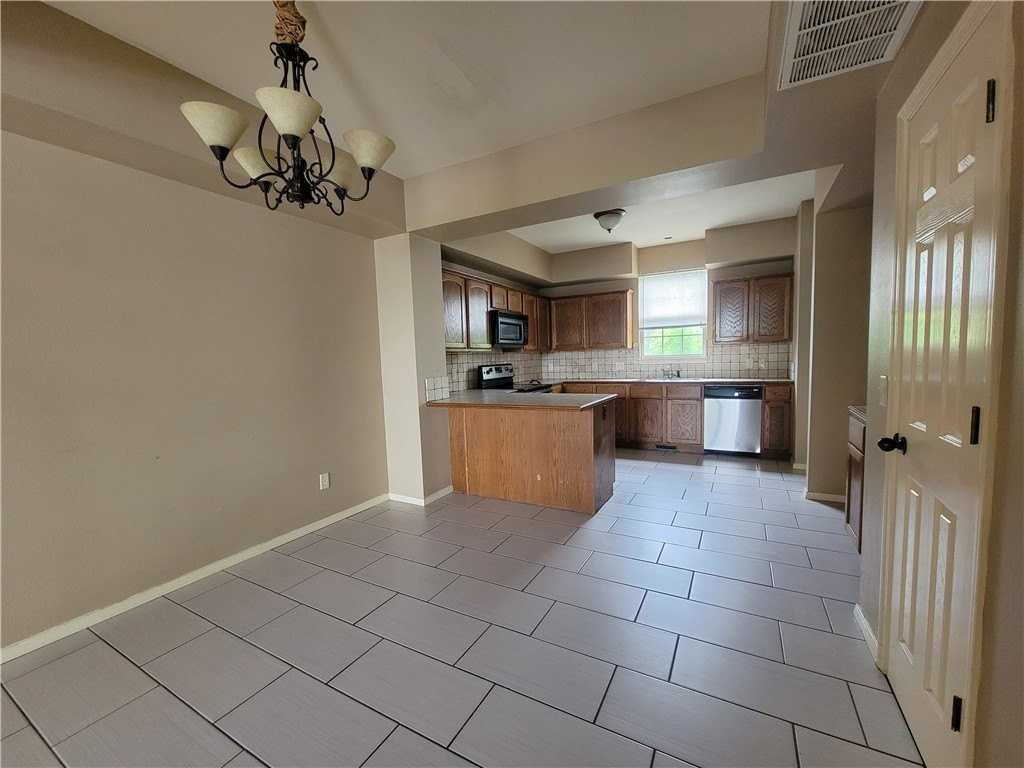 180 Fair St - Photo 4 of 7