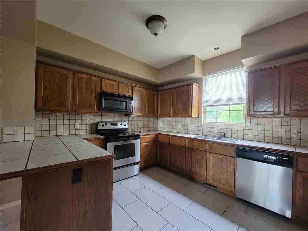 180 Fair St - Photo 6 of 7