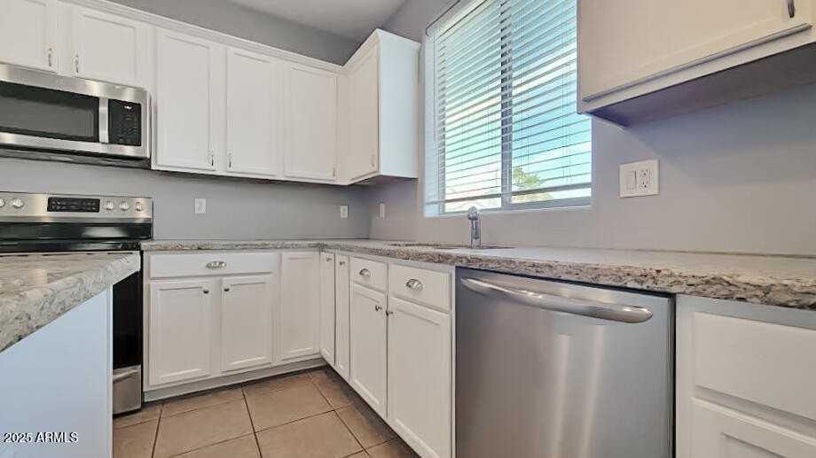 17282 W Elm St - Photo 6 of 31