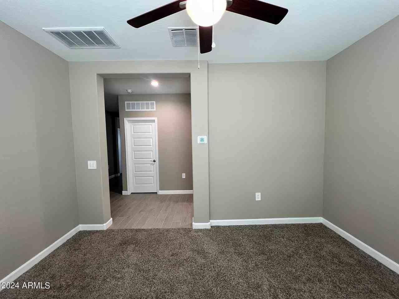 10424 S 54th Ln - Photo 5 of 48