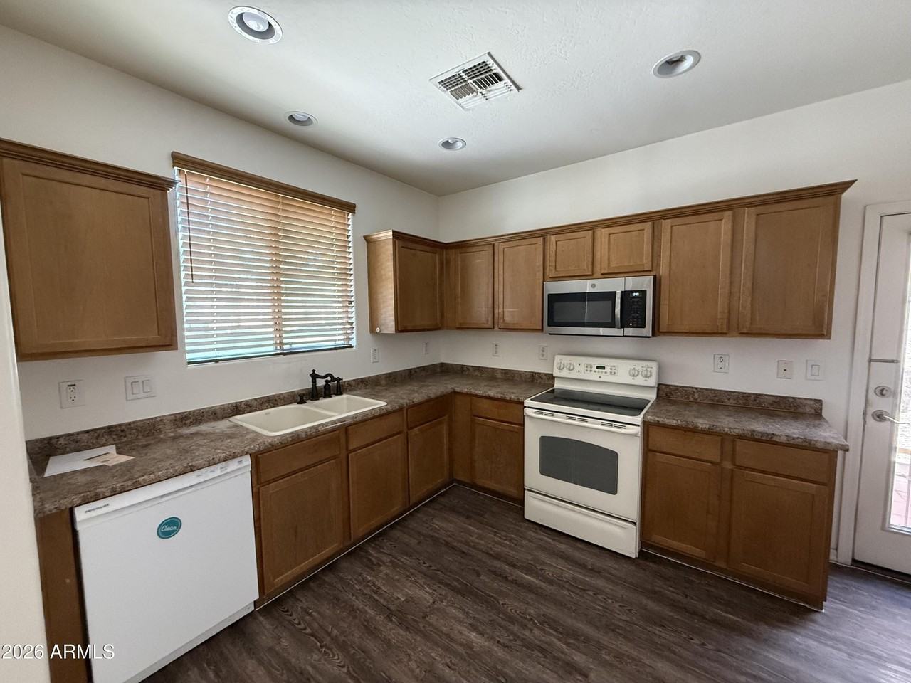 1670 E Elgin St - Photo 6 of 25