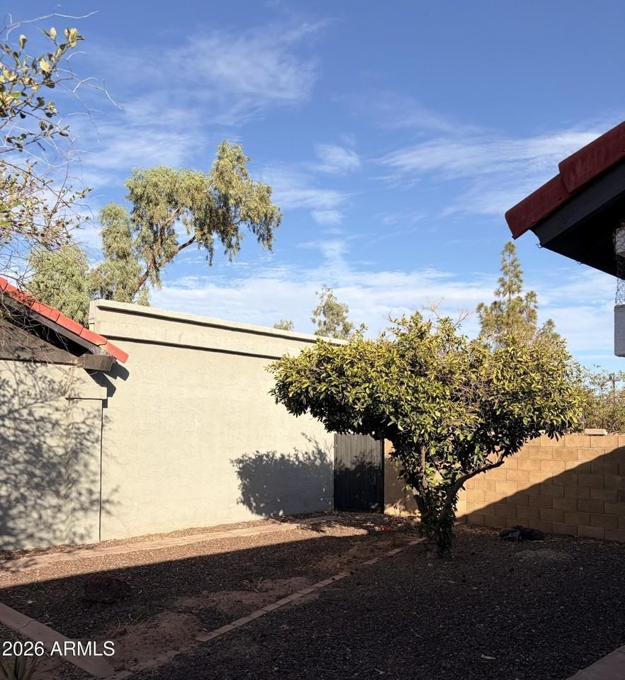 1139 W Laredo St - Photo 4 of 19