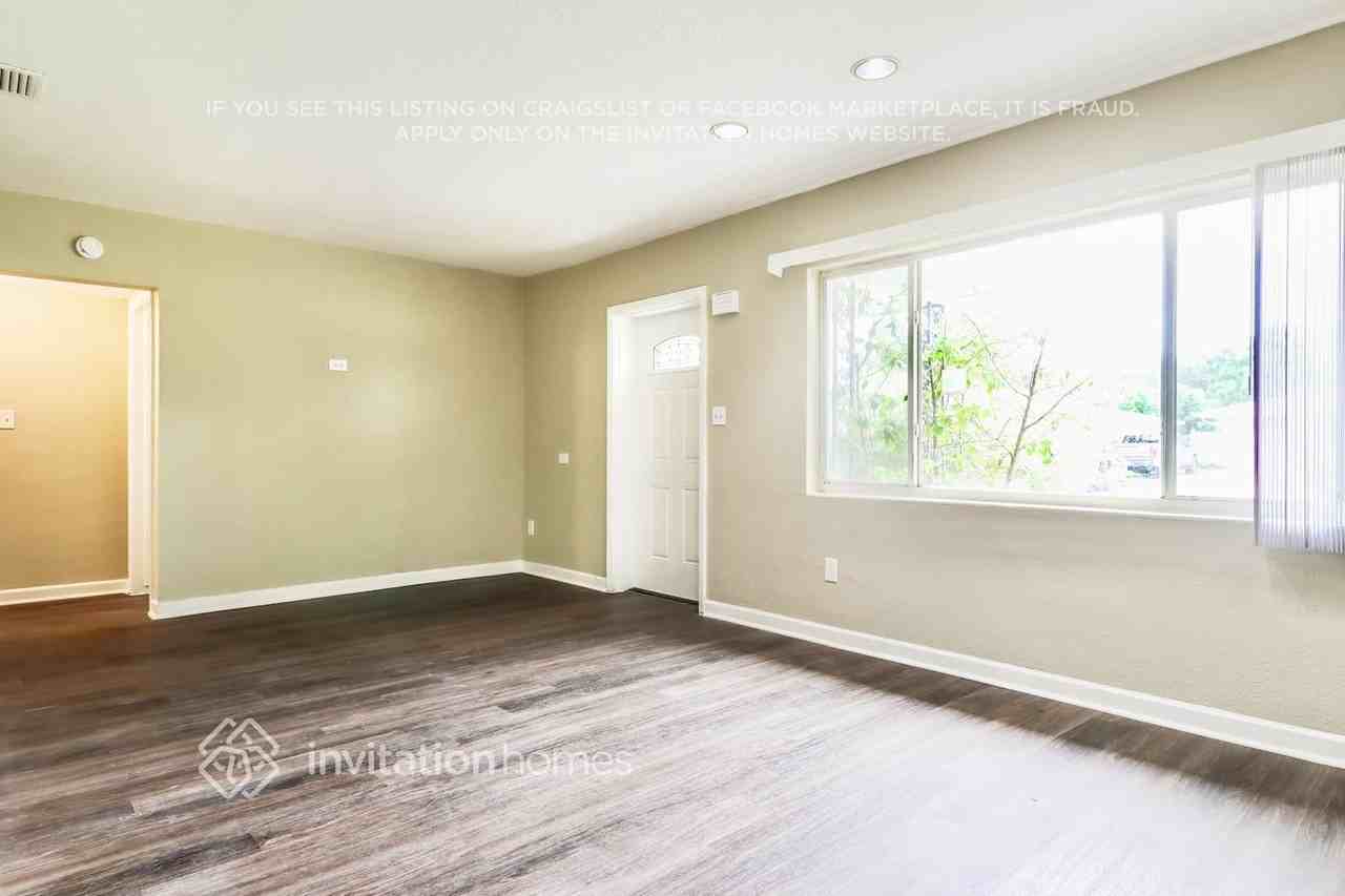 210 S Comet Ave - Photo 3 of 17