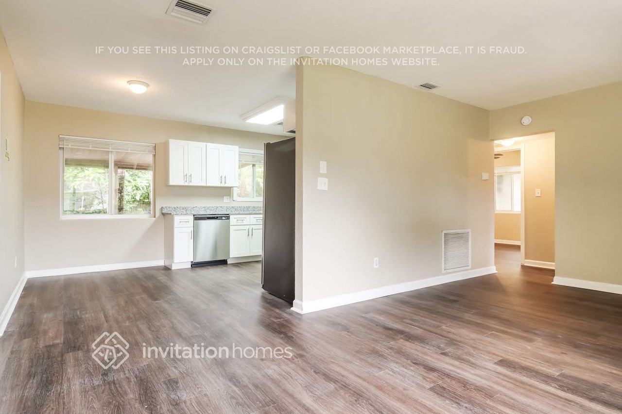 210 S Comet Ave - Photo 4 of 17