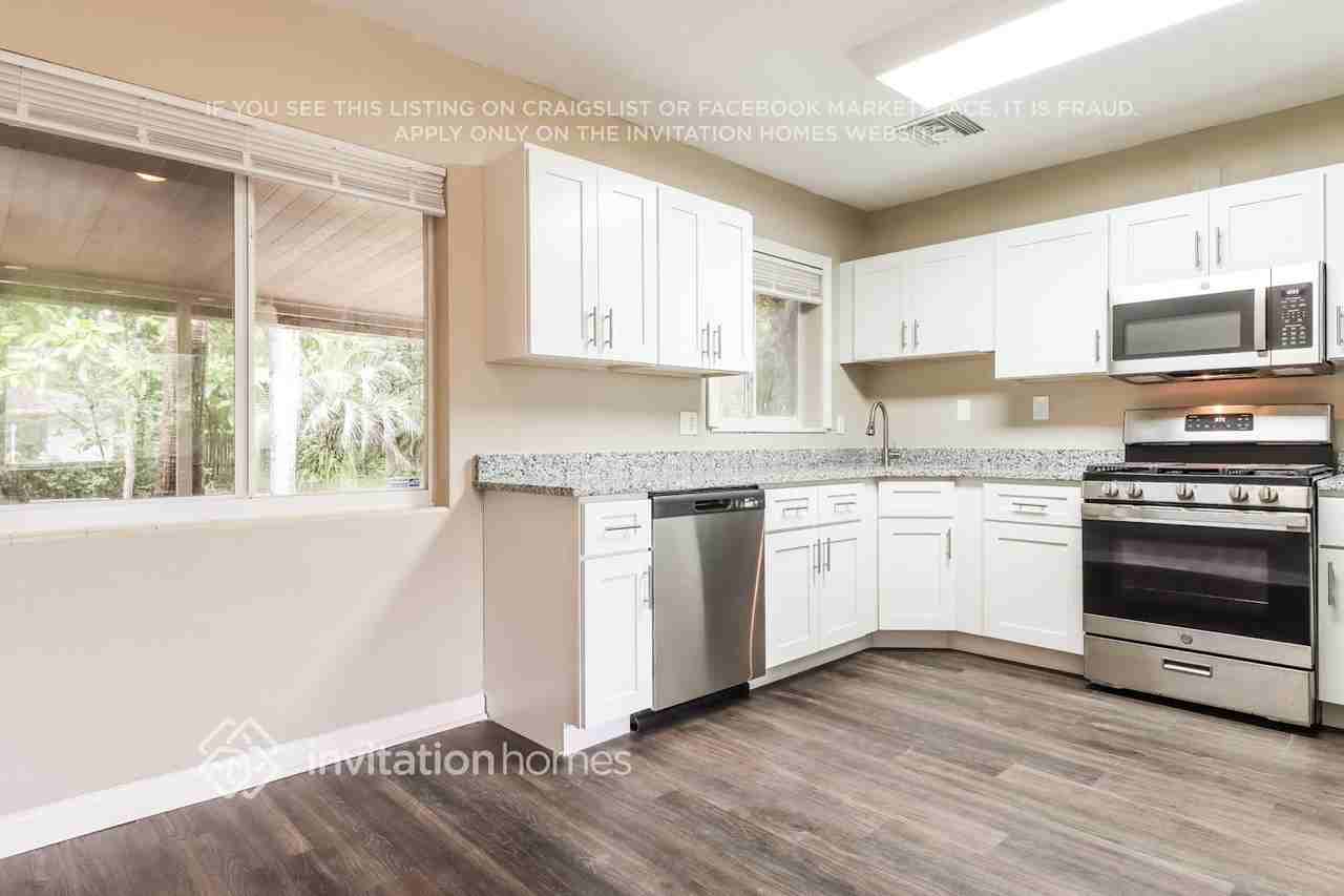 210 S Comet Ave - Photo 5 of 17