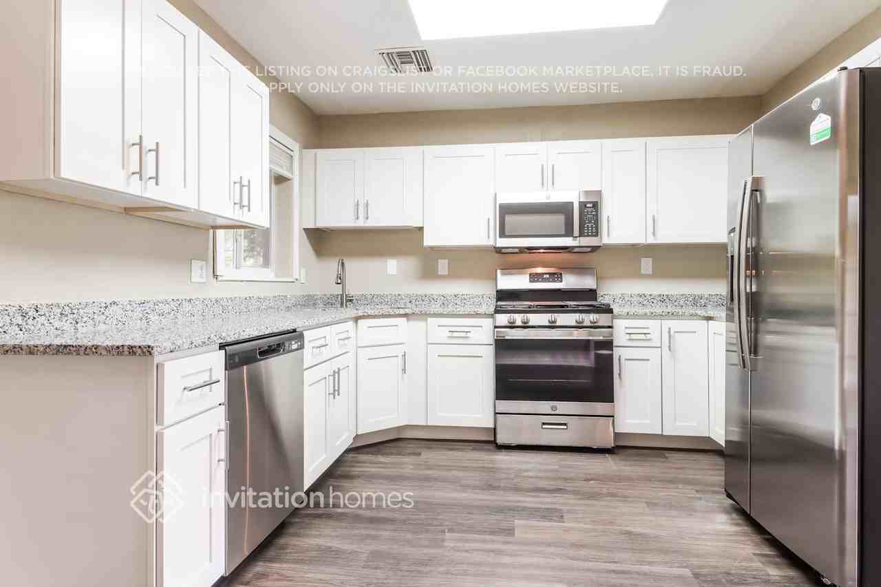 210 S Comet Ave - Photo 7 of 17