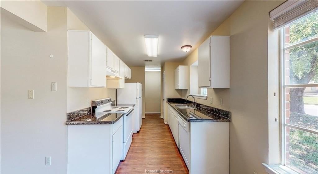 701C Balcones Dr #43 - Photo 4 of 9
