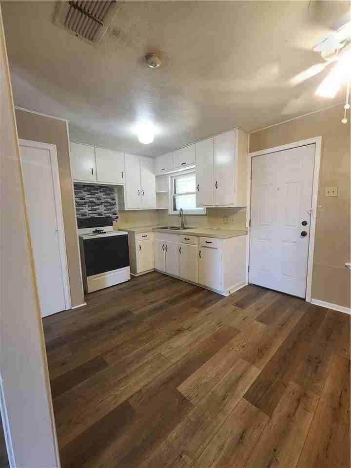 4945 Dodd Dr - Photo 3 of 5