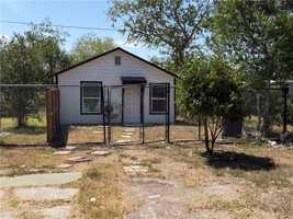 featured image of 2725 Deer St #B
