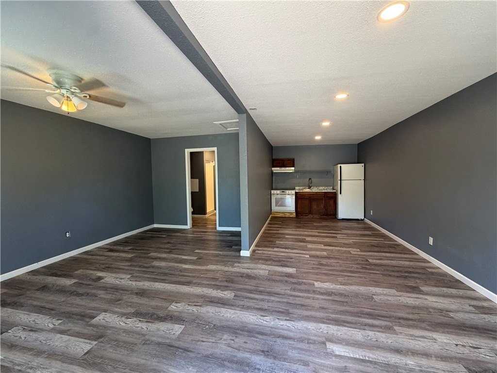 2725 Deer St #B - Photo 3 of 10