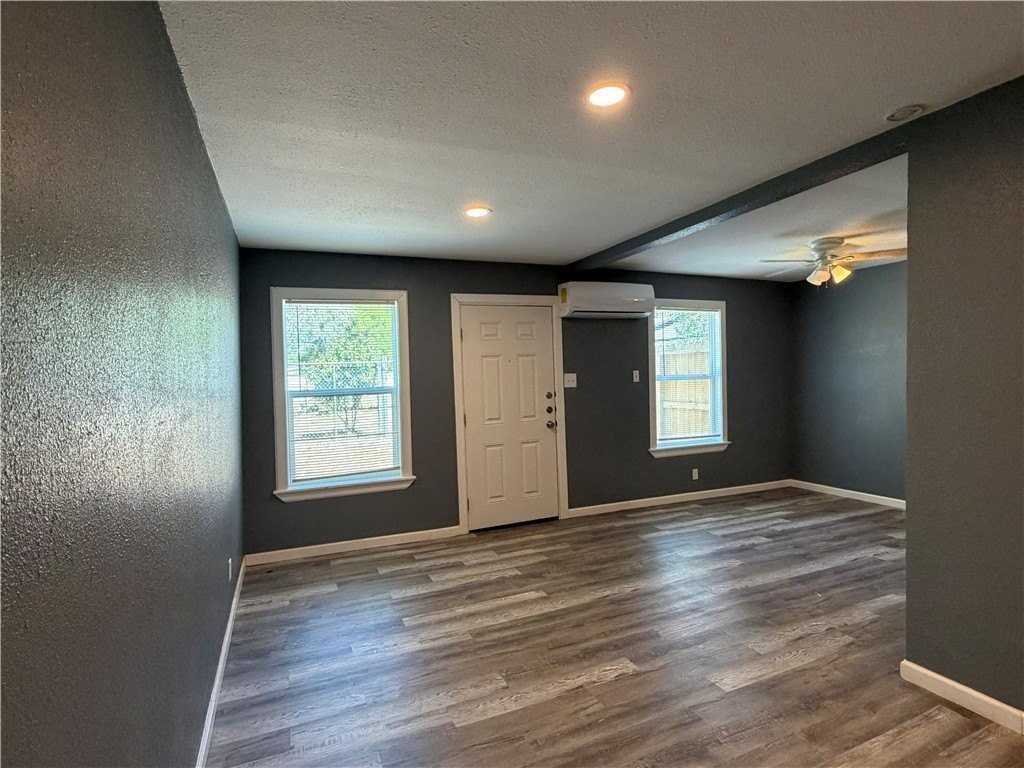 2725 Deer St #B - Photo 5 of 10