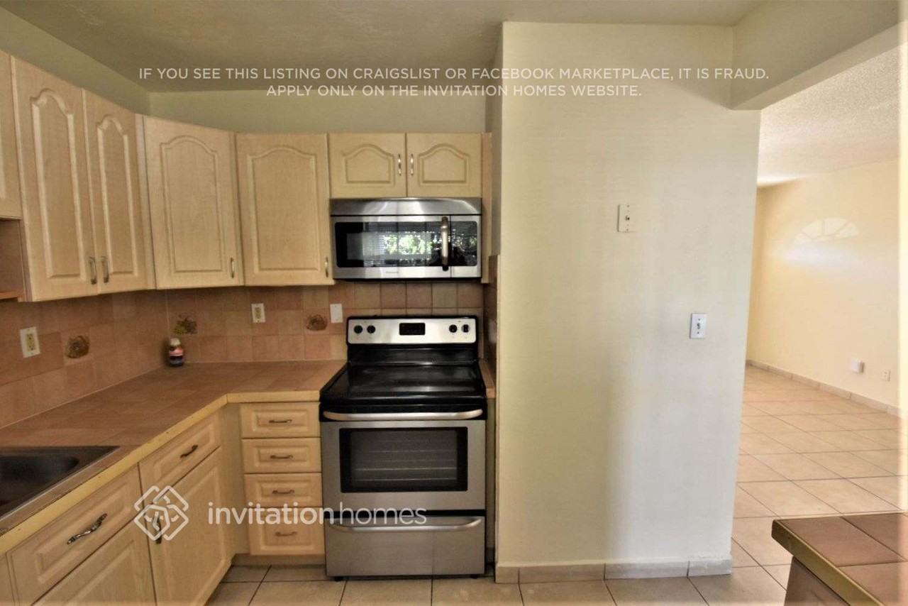 4921 Nw 170th St - Photo 6 of 17