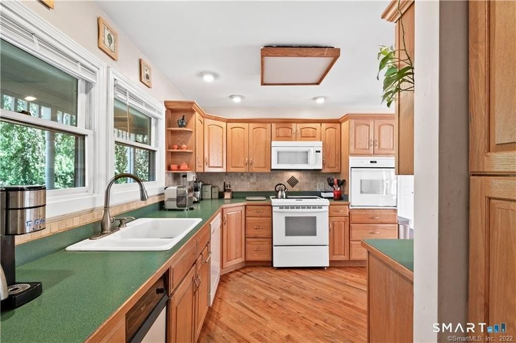 8 Genesee Ln - Photo 7 of 37