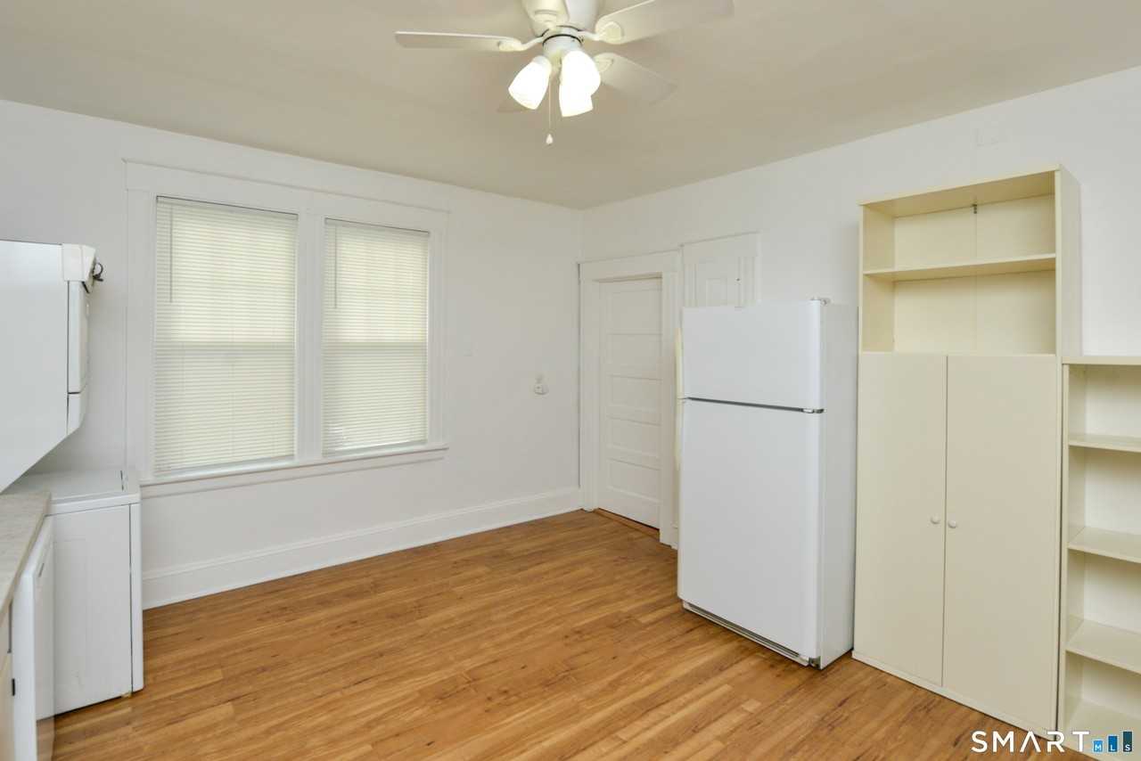 390 Clinton St - Photo 4 of 26