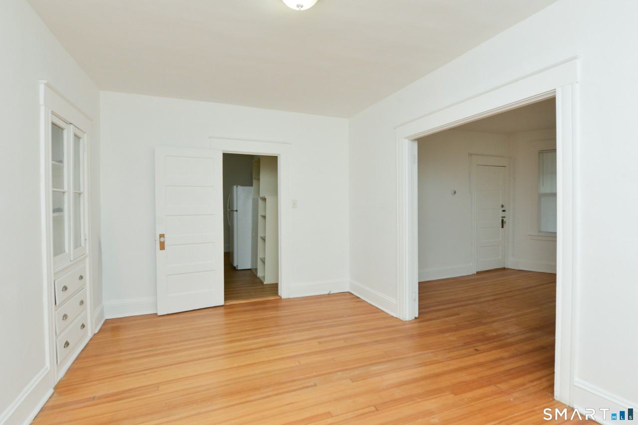 390 Clinton St - Photo 5 of 26