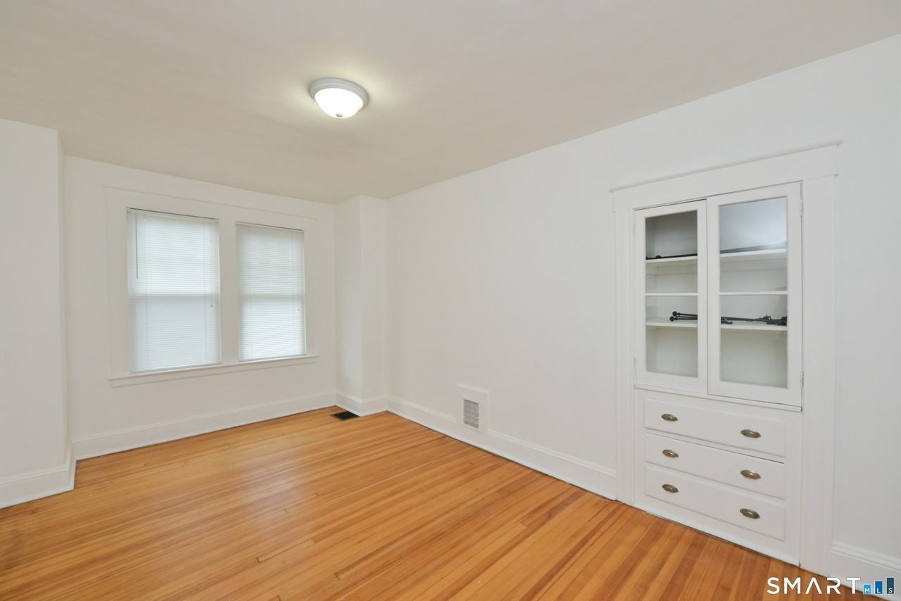 390 Clinton St - Photo 6 of 26