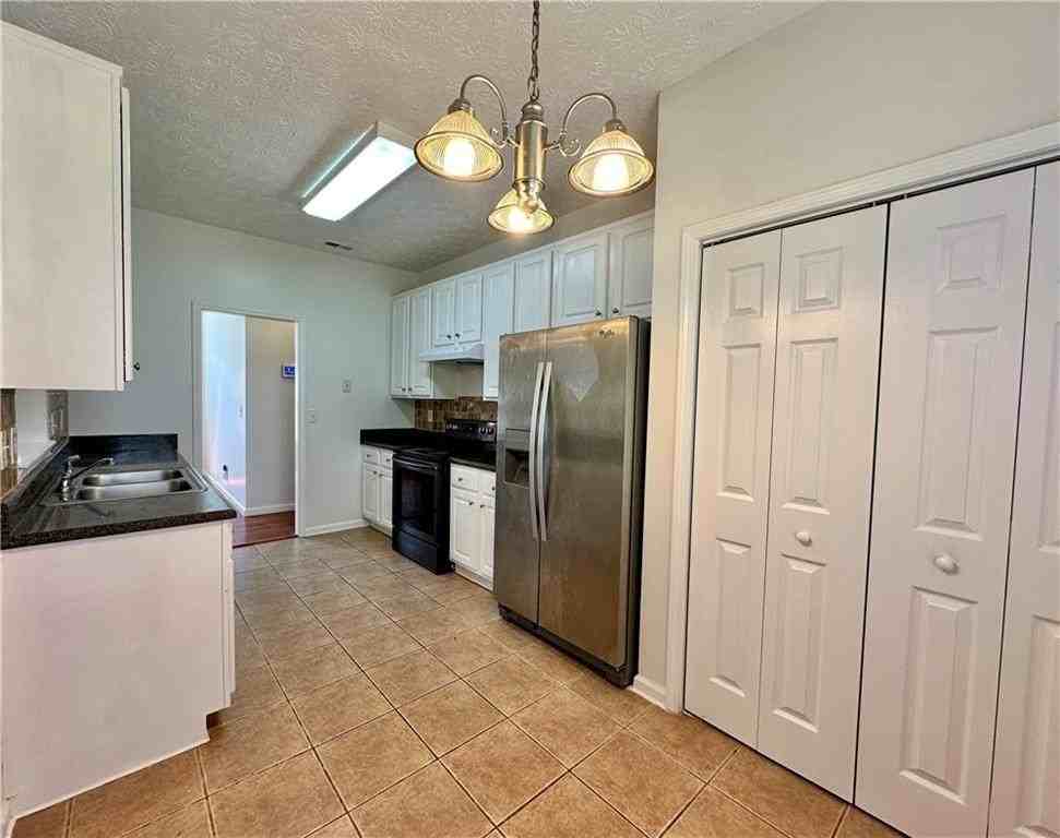 1815 Jeffery Ct - Photo 5 of 15