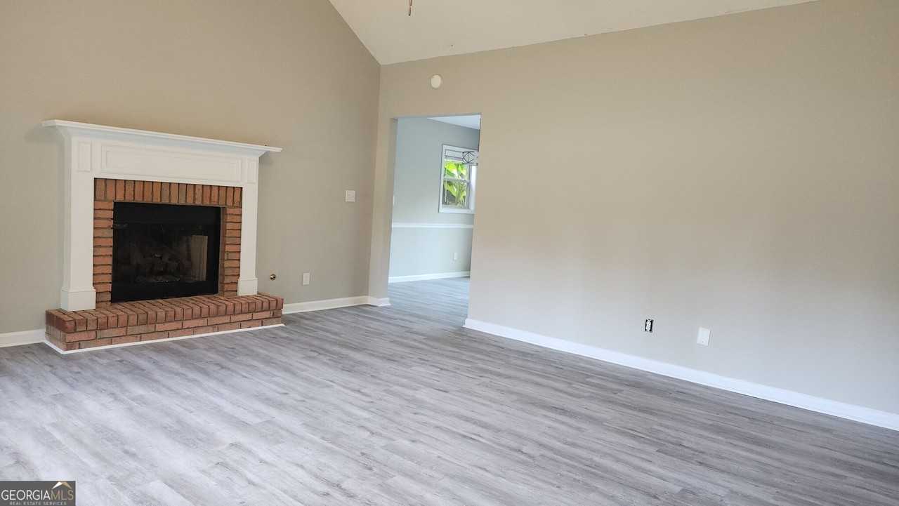 135 Riverside Ct - Photo 4 of 37