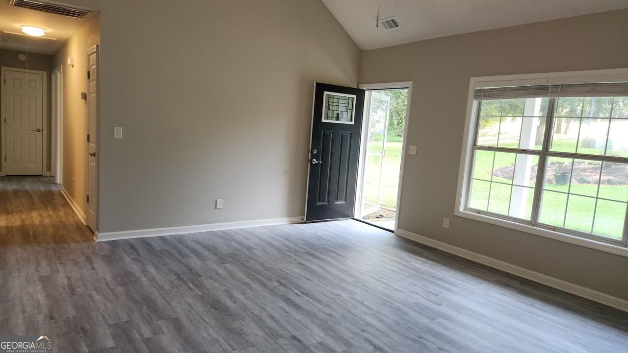 135 Riverside Ct - Photo 5 of 37