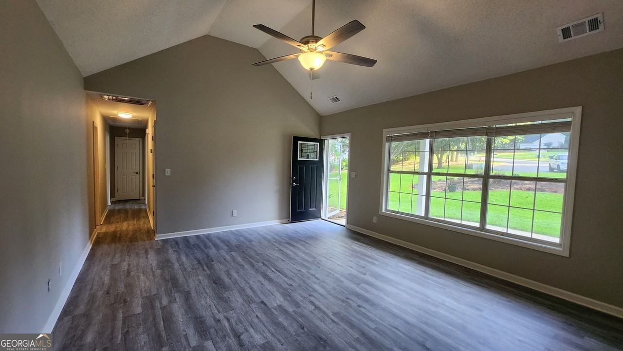 135 Riverside Ct - Photo 6 of 37