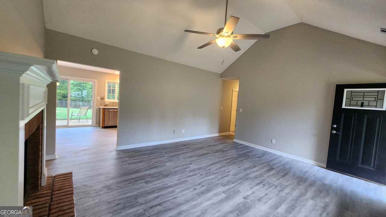 135 Riverside Ct - Photo 7 of 37