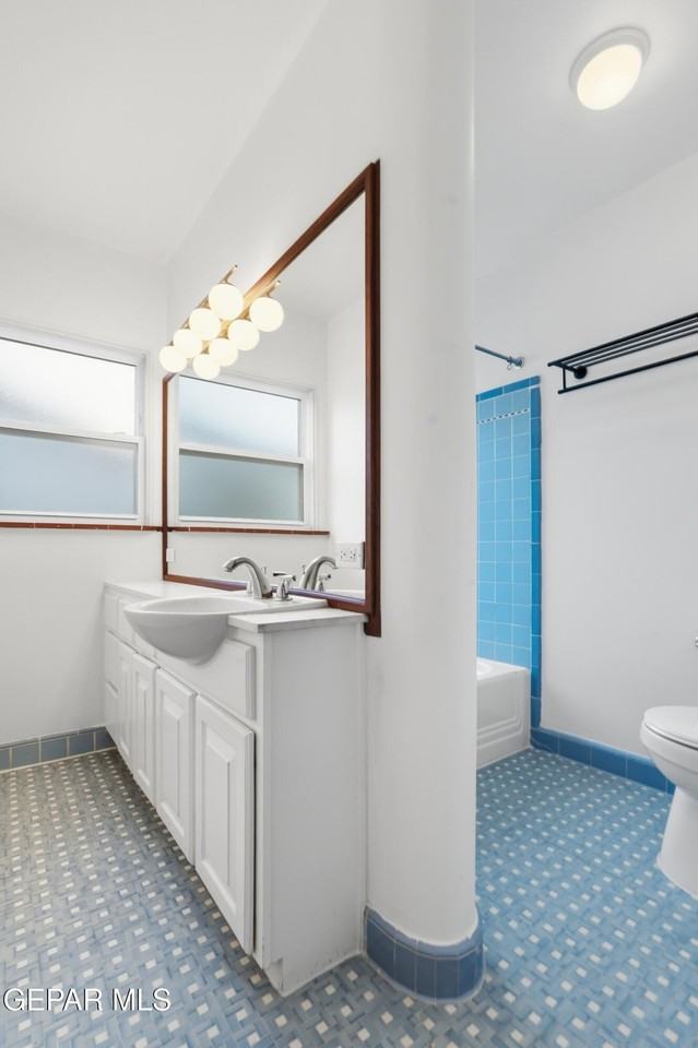 3224 N Stanton St - Photo 2 of 42