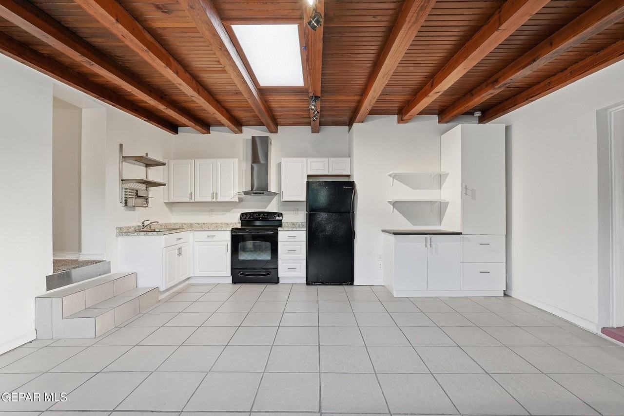 3224 N Stanton St - Photo 3 of 42