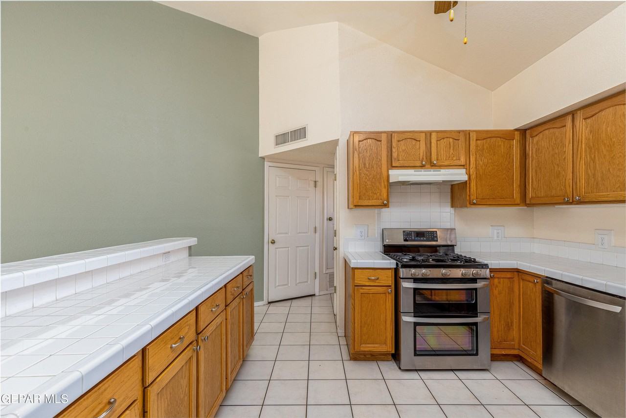 4628 King Arthur Ct - Photo 3 of 31