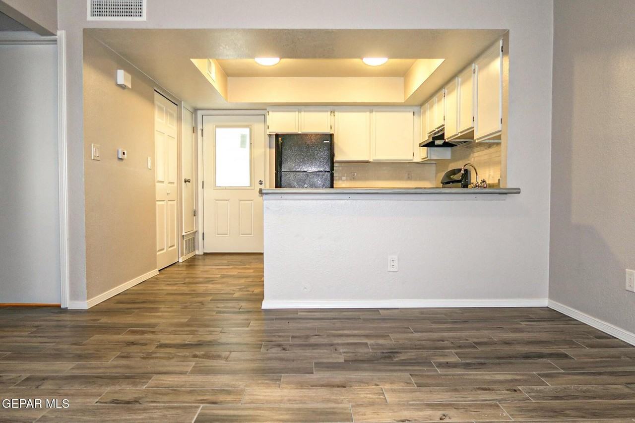 5198 Viceroy Dr #D - Photo 6 of 19