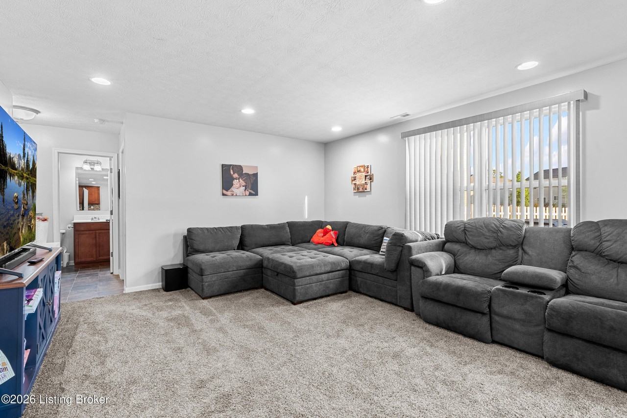 11723 Trottingham Cir - Photo 7 of 31
