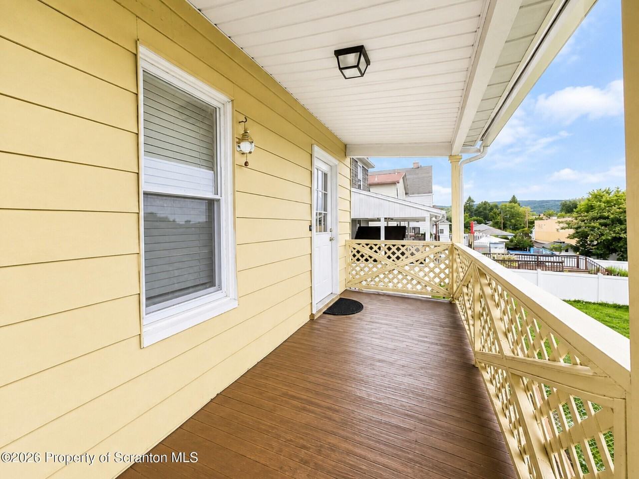 1112 W Elm St - Photo 3 of 19