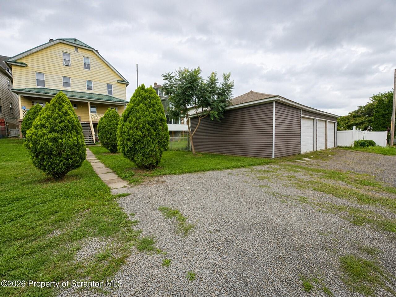 1112 W Elm St - Photo 5 of 19