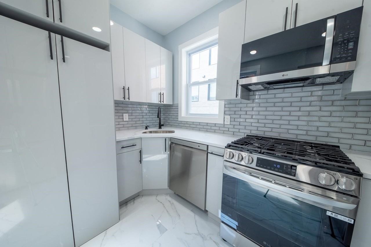 1409 Manhattan Ave #3 - Photo 4 of 10