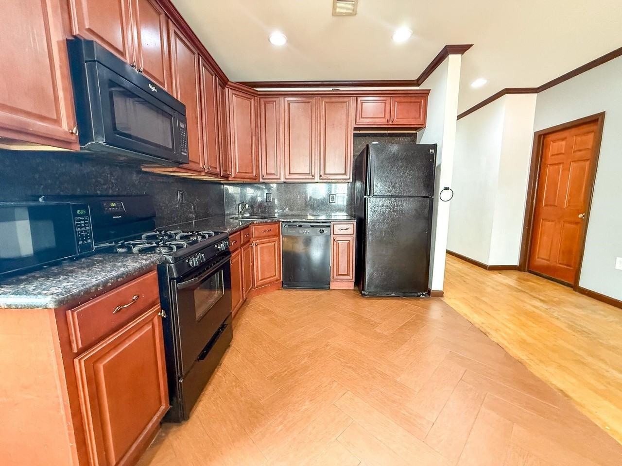 107 Oxford Ave #1 - Photo 3 of 11