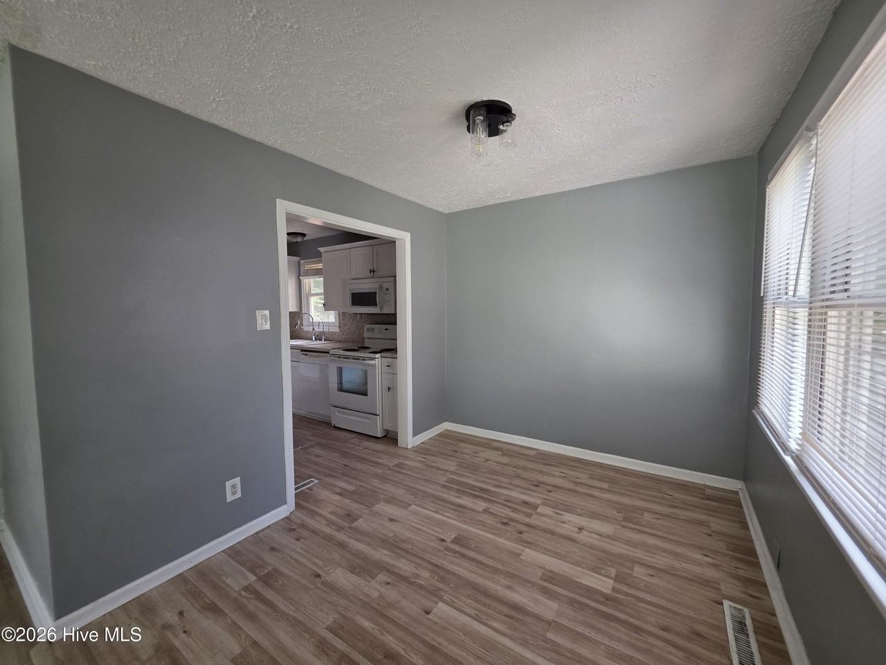 409 Jarman St - Photo 7 of 19