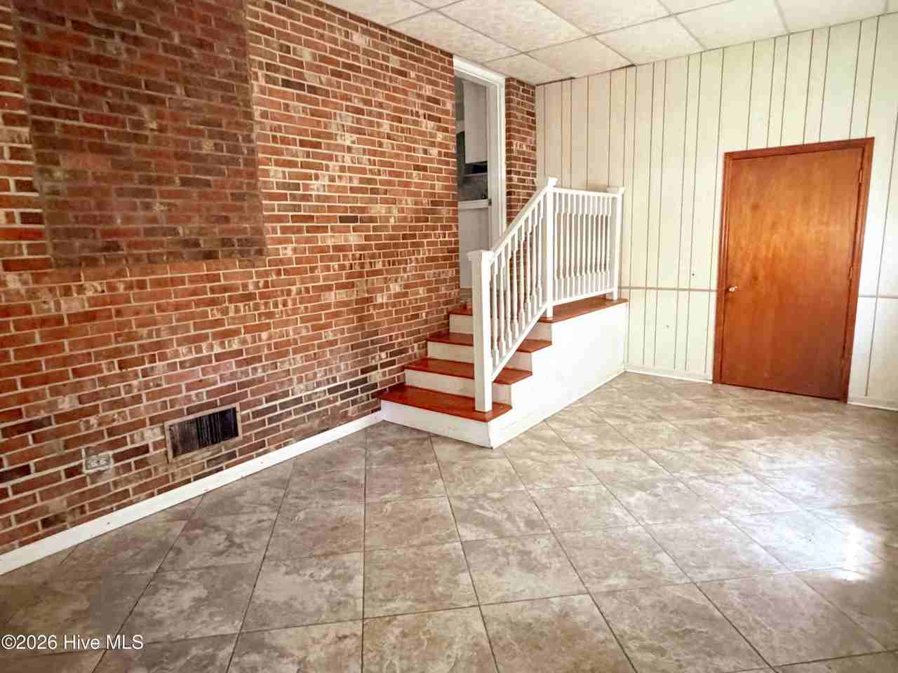 225 Diane Ct - Photo 5 of 22