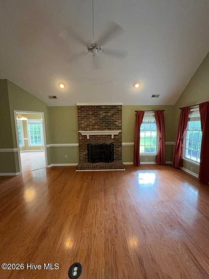 211 Bethesda Ct - Photo 5 of 39